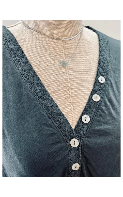 Camiseta Básica Botones...