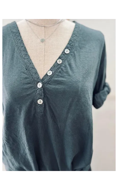 Camiseta Básica Botones...